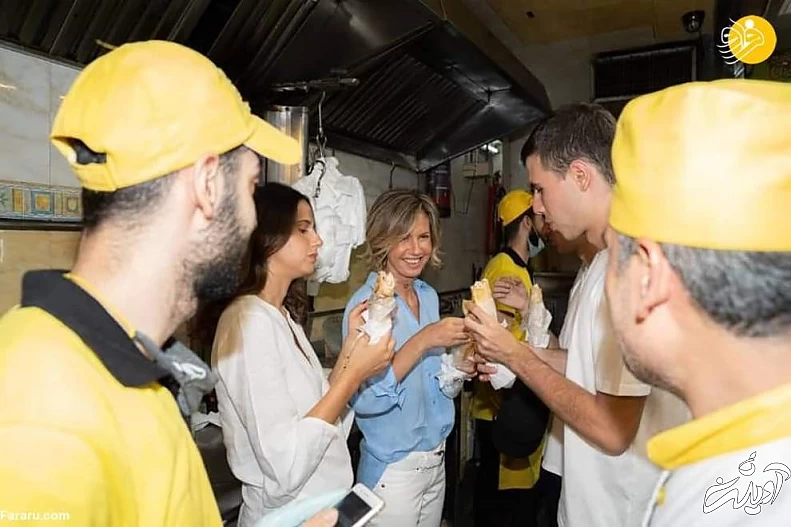 ساندویچ خوری بشار اسد و خانواده اش در خیابان‌ های دمشق/ عکس